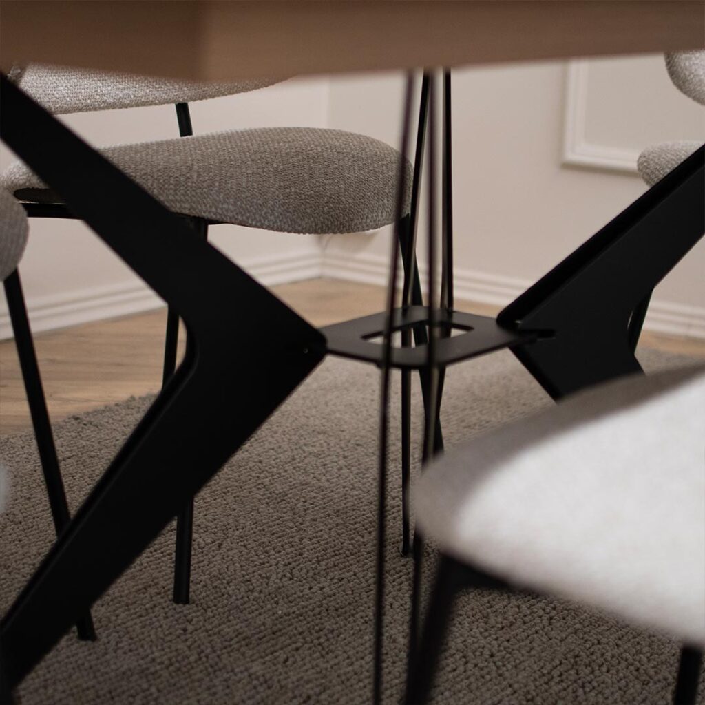 Трпезариска маса Сторм со плотна даб MDF во кафеава боја и со метални ногарки поставени во X форма.