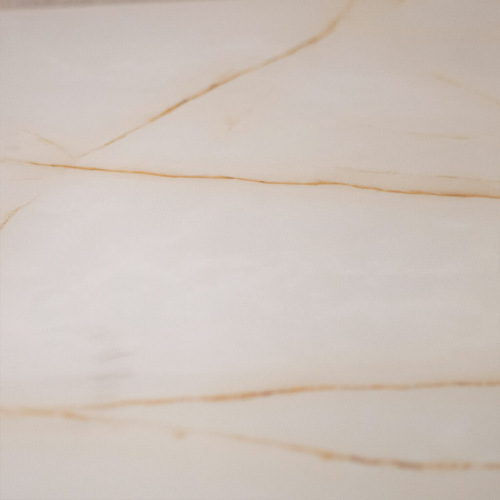 Керамичка плотна бела со крем шари, во овална форма.