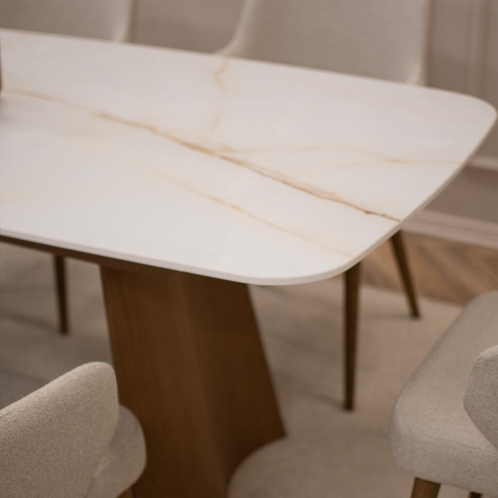 Плотна Cristallo Gold Cares Laminam на трпезариска маса со дрвени ногарки.