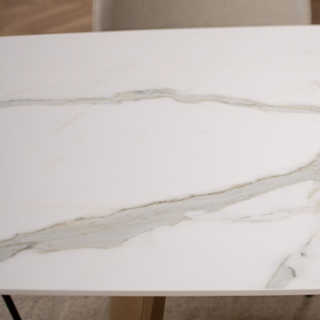 Трпезариска маса Сфера со керамичка плотна и неправилна форма ногарки од даб дрво