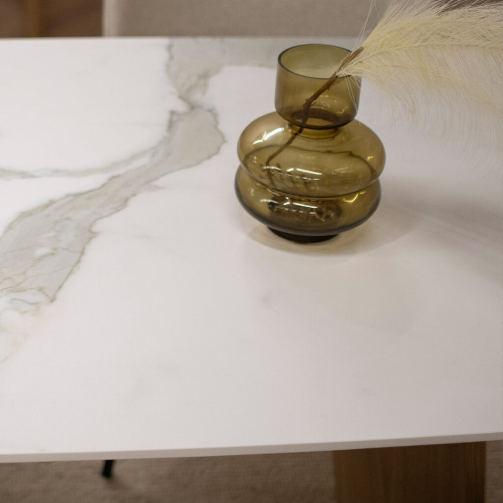 Трпезариска маса Сфера со керамичка плотна и неправилна форма ногарки од даб дрво