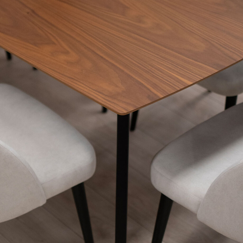 Плотна орев MDF и црни дрвени ногарки на трпезариска маса Ригел.
