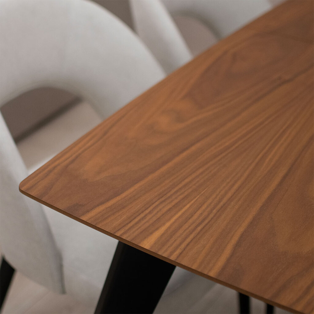 Плотна орев MDF и црни дрвени ногарки на трпезариска маса Ригел.