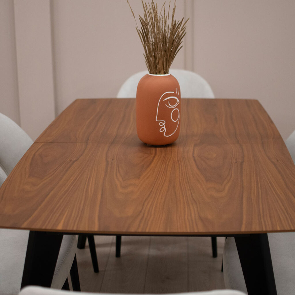 Плотна орев MDF и црни дрвени ногарки на трпезариска маса Ригел.