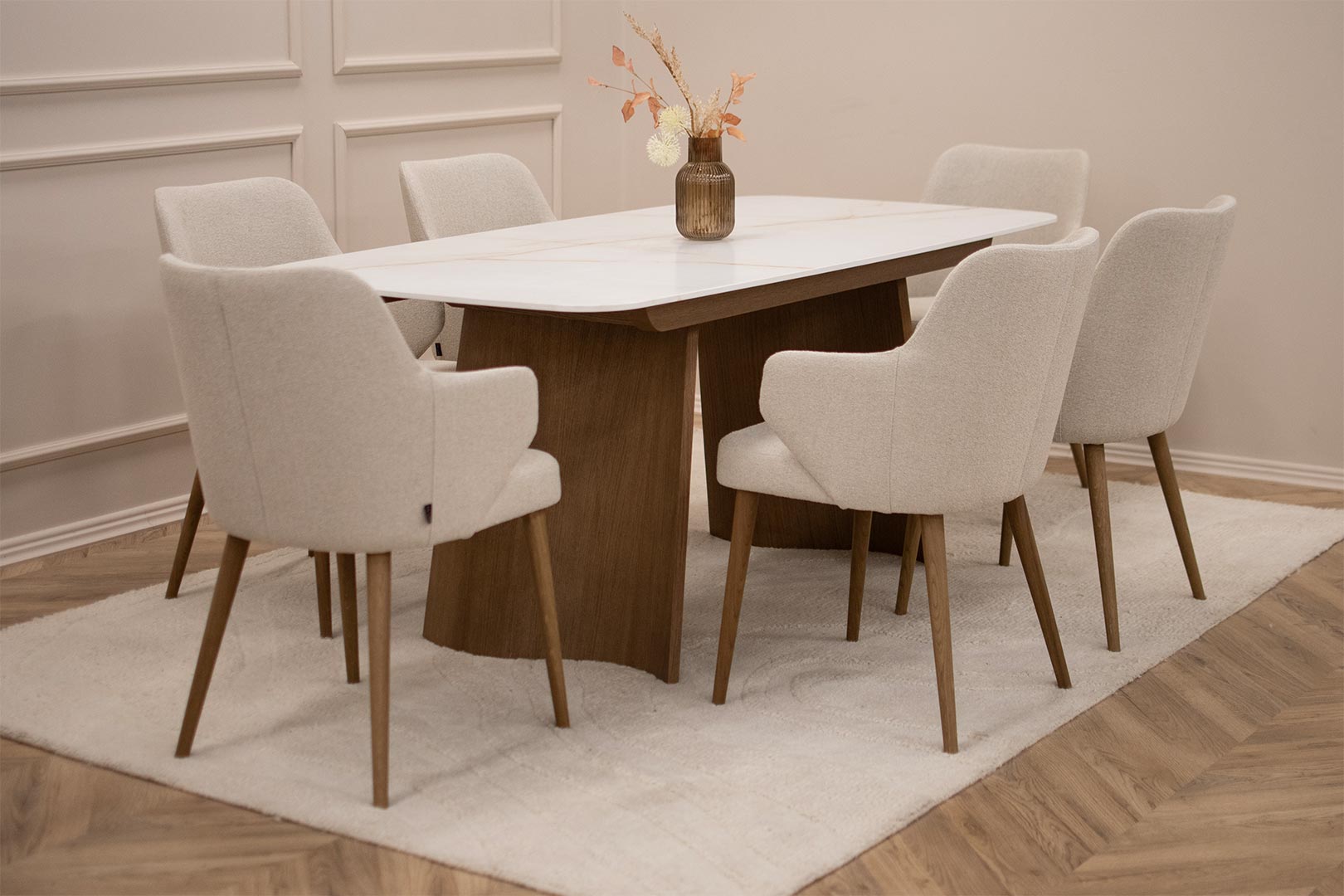 трпезриска маса Сфера со плотна Laminam и ногарки од дрво даб, во комбинација со столици со раконаслон во крем мебел штоф.