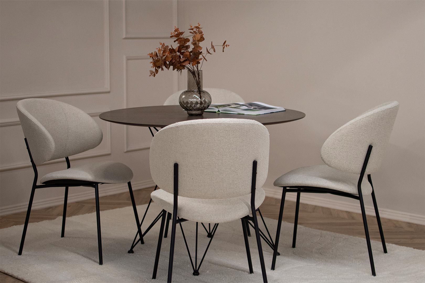 Трпезариски сет со кружна маса со плотна фурниран медијапан даб и испреплетени метални ногарки со 4 удобни столици во крем мебел штоф и црни метални ногарки.