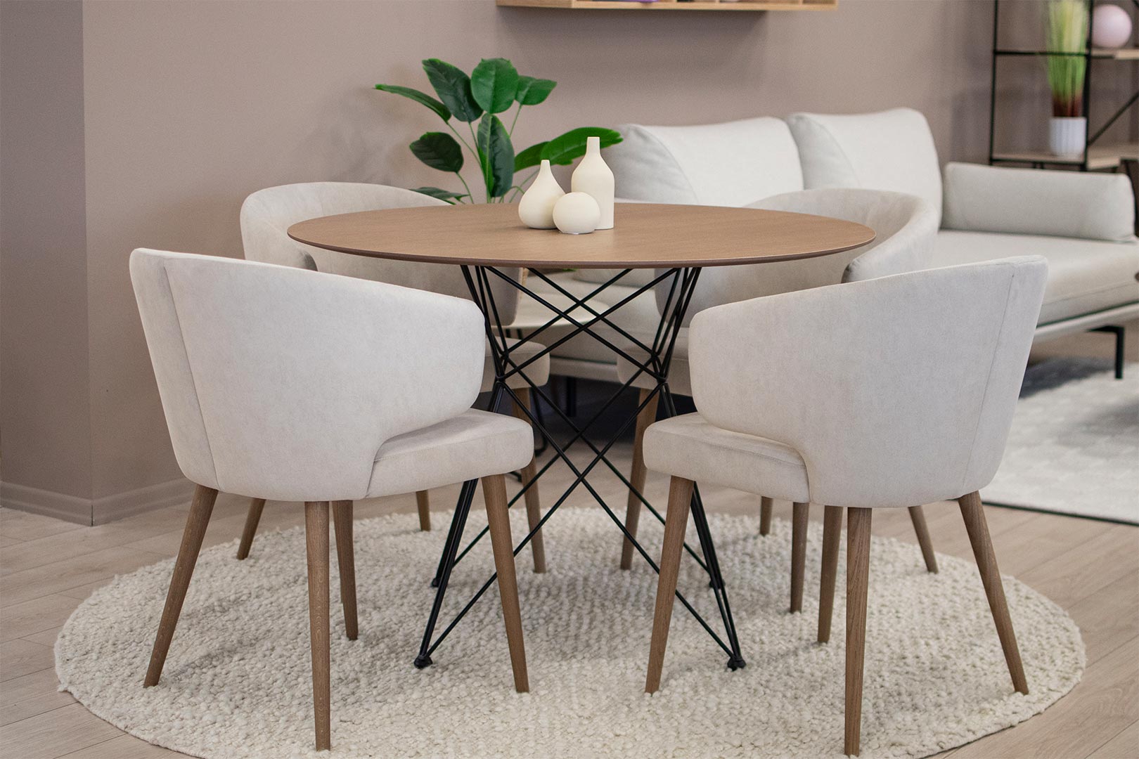 Трпезариски сет со мала крузна маса цо плотна даб и црн метал, со 4 удобни столици со раконаслон во крем велевт.