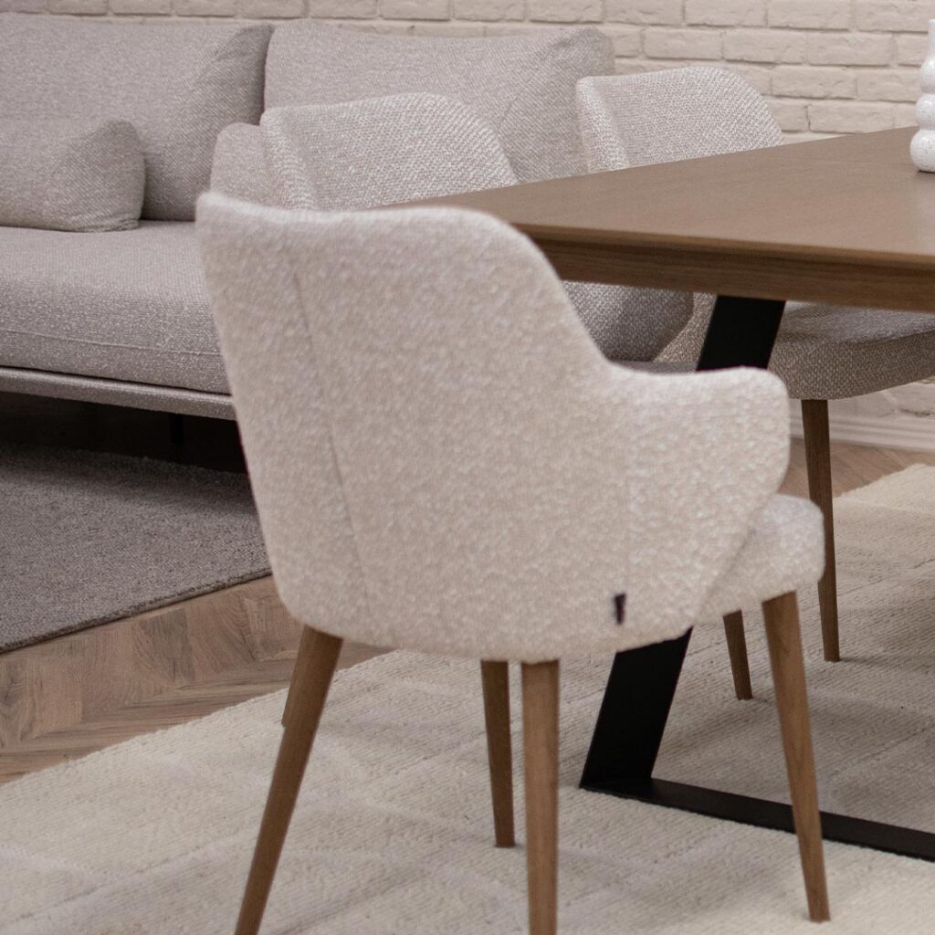 Трпезариски сет со маса со плотна даб и две црни метални ногарки во комбинација си столици со раконаслон во крем мебел штоф и даб ногарки.