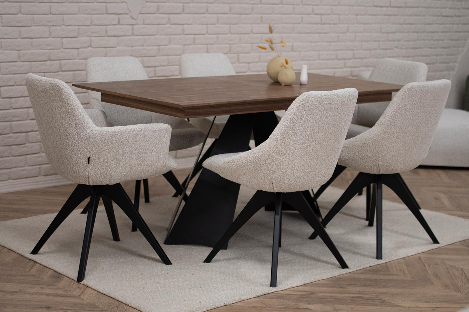Трпезариска маса со плотна орев и црни дизајнирани метални ногарки, со столици во крем букле.