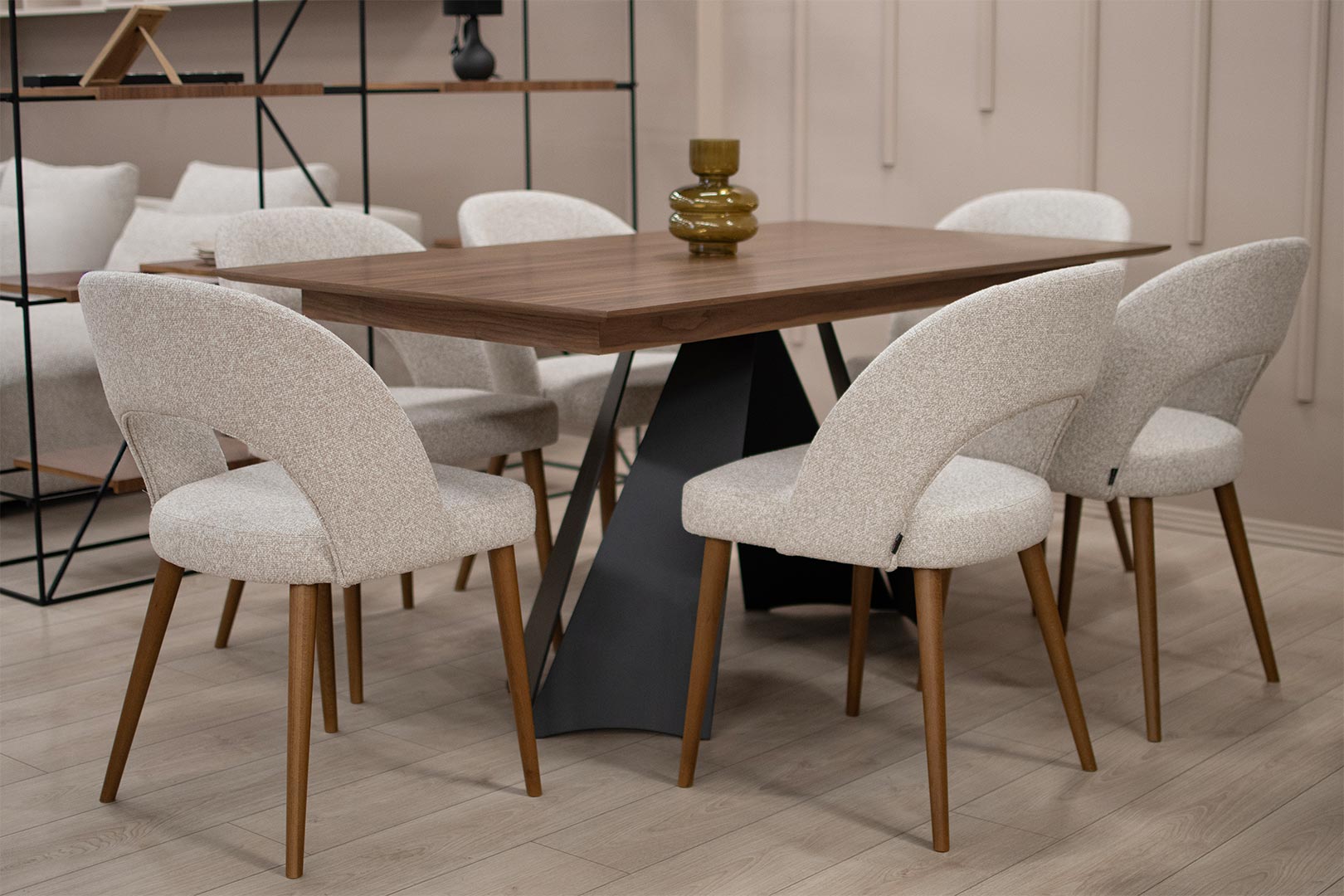 Трпезариски сет со маса со плотна орев и две црни метални ногарки о комбинација со столици со орев ногарки и крем мебел штоф.