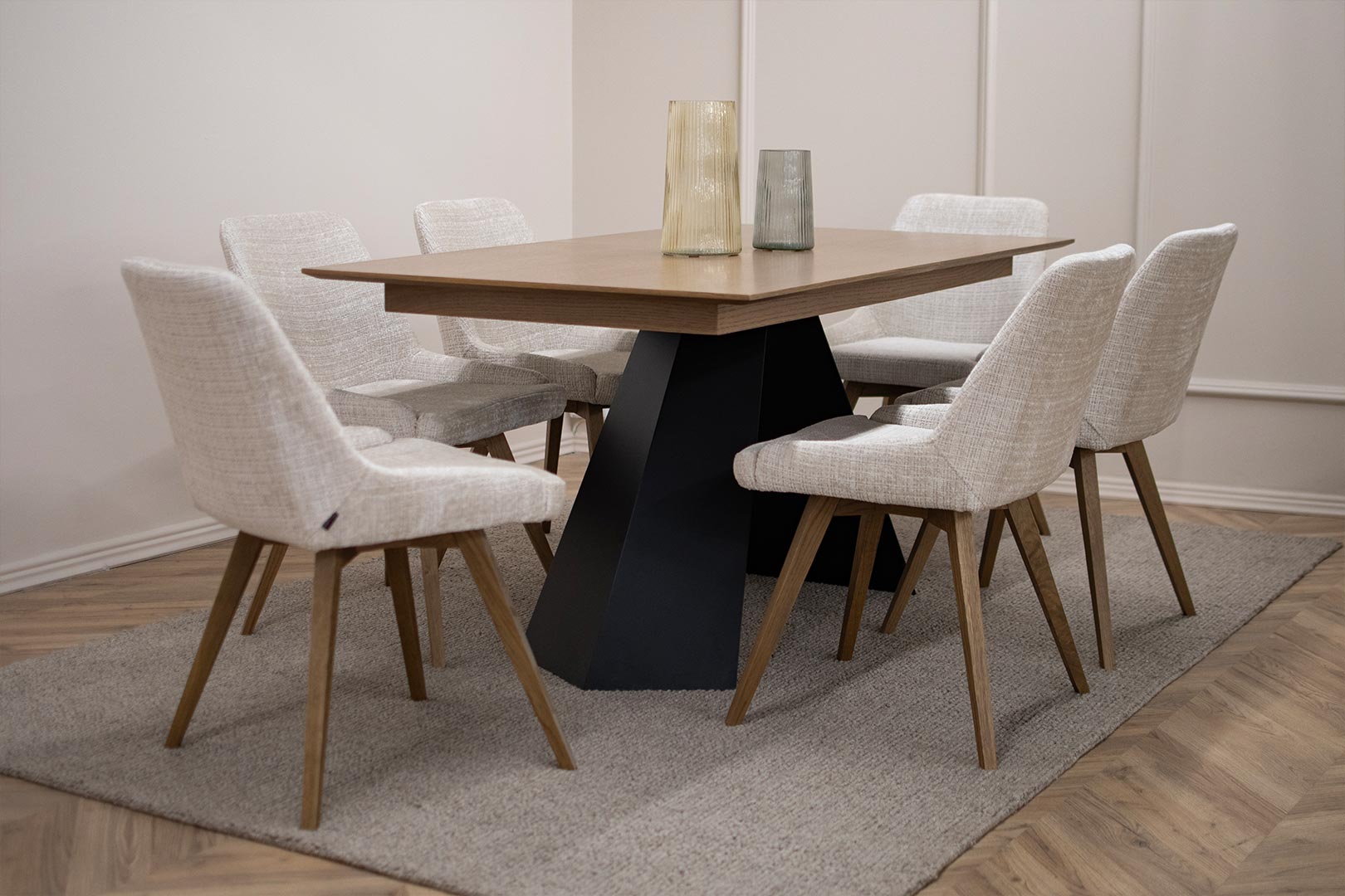 Трпезариски сет со маса со плотна даб и две црни метални ногарки со 6 трпезариски столици со дрвени даб ногарки и беж мебел штоф.