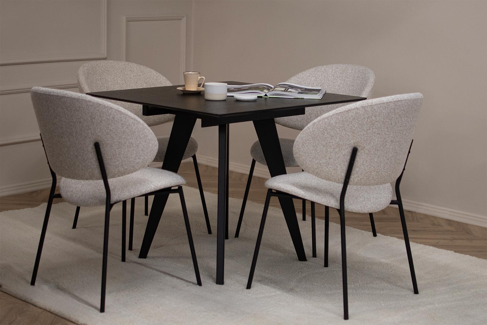 Трпезариски сет со мала црна маса од даб во форма коцка, во комбинација со 4 светло крем удобни столици