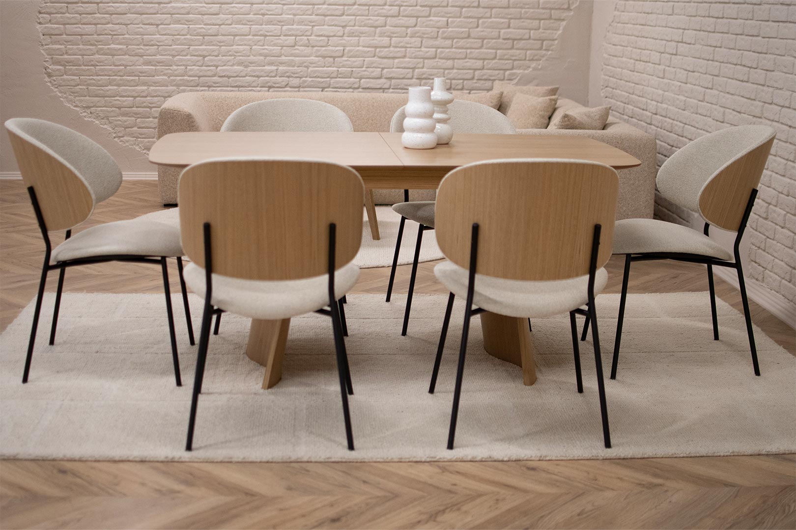 Трпезариски сет со маса со заоблени агли од фурниран медијапан даб со 6 удобни столици со грб од фурнир даб во комбинација со светол крем мебел штоф.