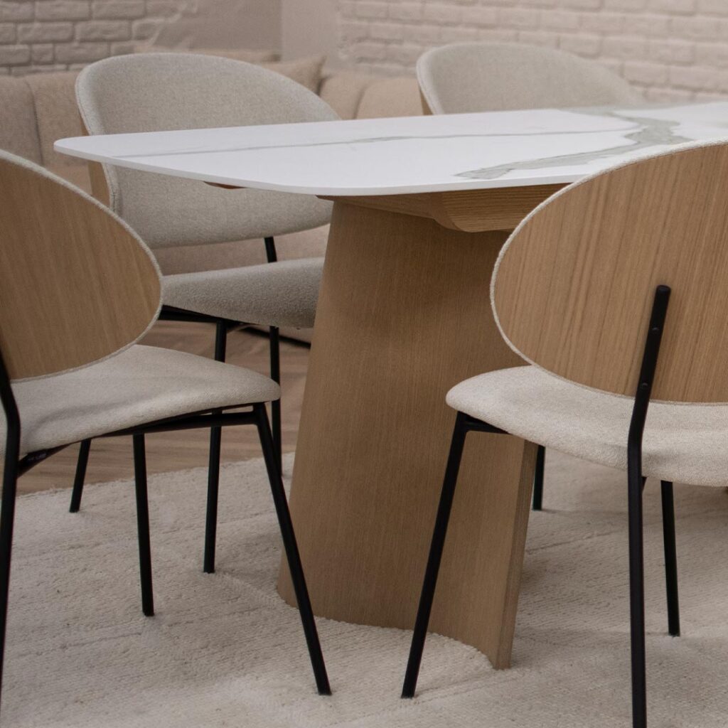 Трпезариска маса Сфера со керамичка плотна и неправилна форма ногарки од даб дрво.