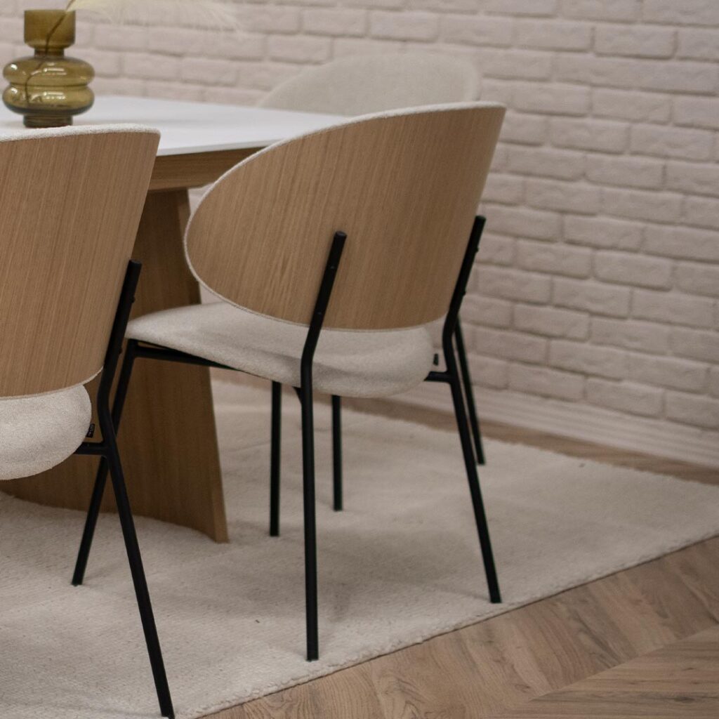 Трпезариска маса Сфера со керамичка плотна и неправилна форма ногарки од даб дрво