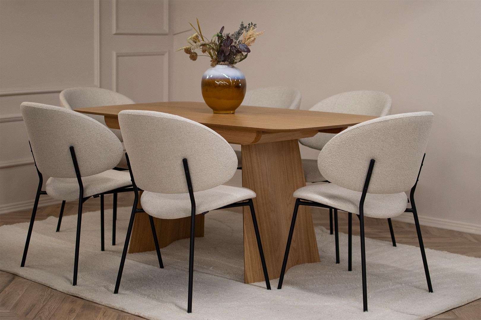 Trpezariski set so masa od drvo dab vo natur i stolici so bel mebel shtof i metalni nogarki.