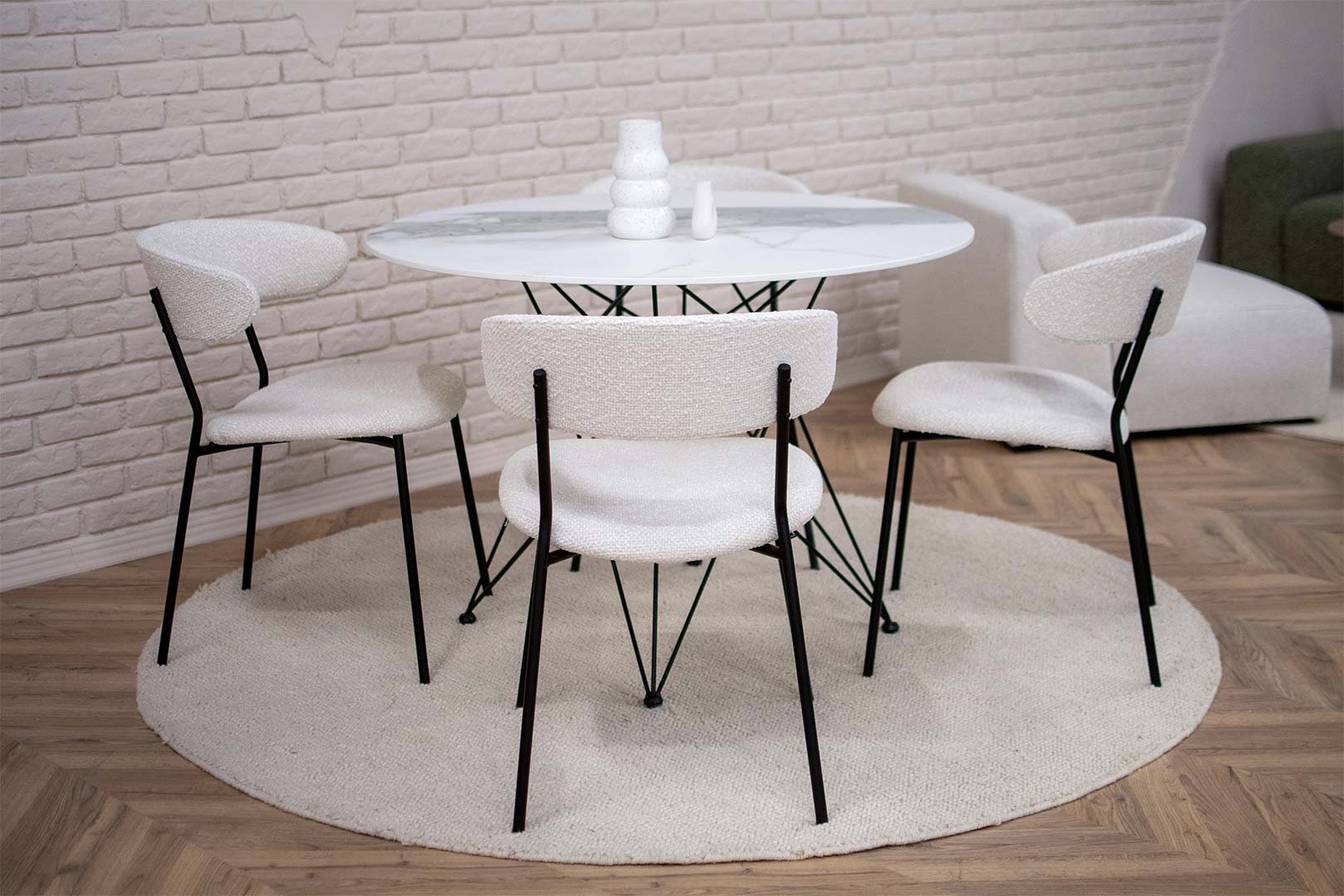 Трпезариски сет со мала кружна маса со керамичка плотна цо метални ногарки и 4 столици во бел мебел штоф.