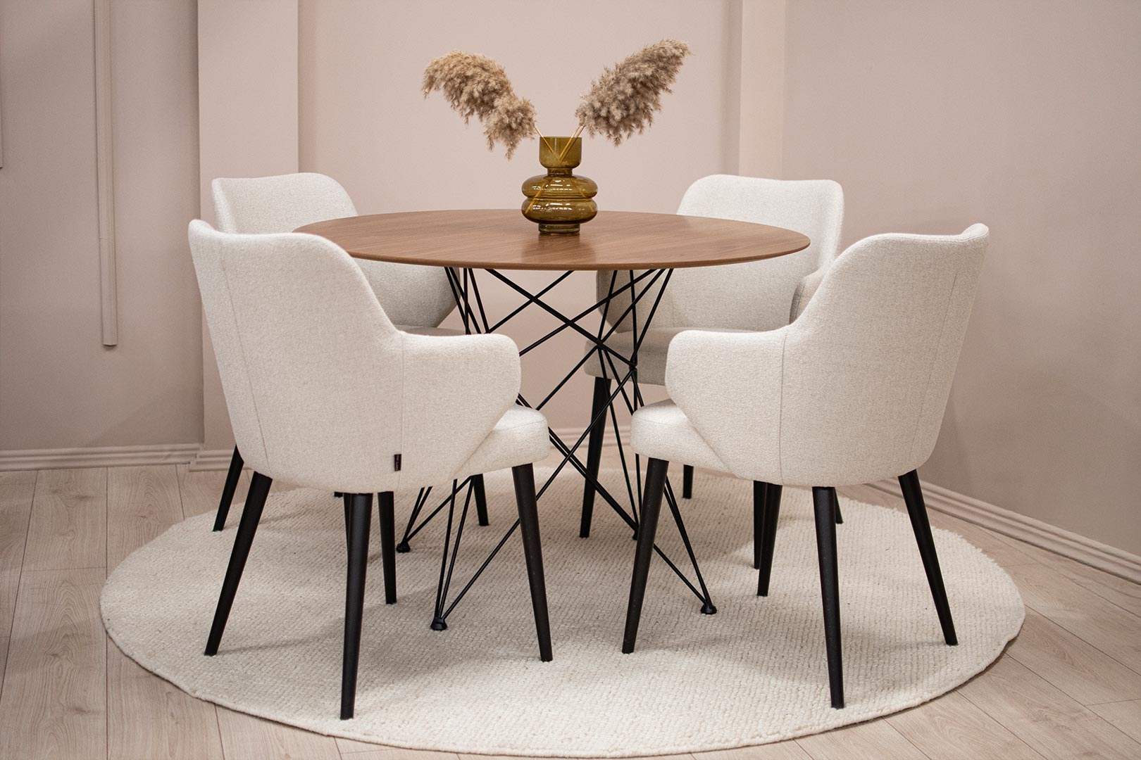 Trpezariski set so mala kruzna masa so orev plotna i crni nogarki vo kombinacija so solici so rakonaslon vo krem mebel shtof i crni nogarki.