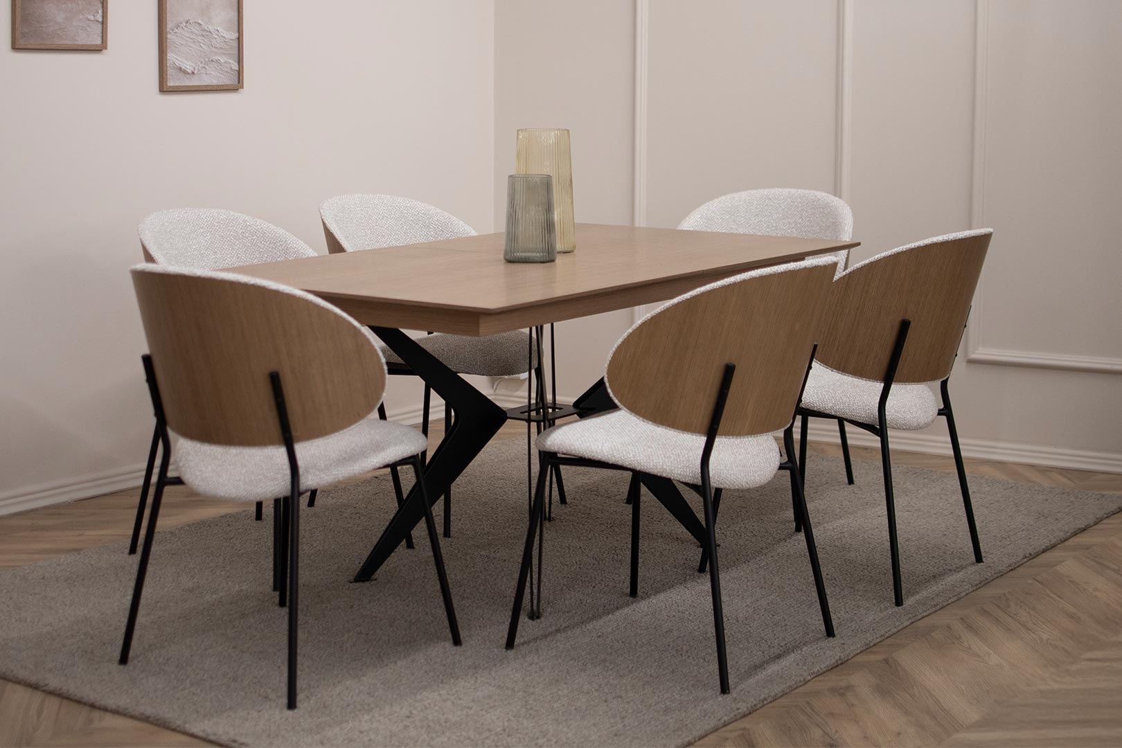 Трпезариски сет од кафеава нијанаса на даб, трпезариска плотна во даб и фурнир на грбот на столиците од даб, со метални ногарки и светло беж мебел штоф.