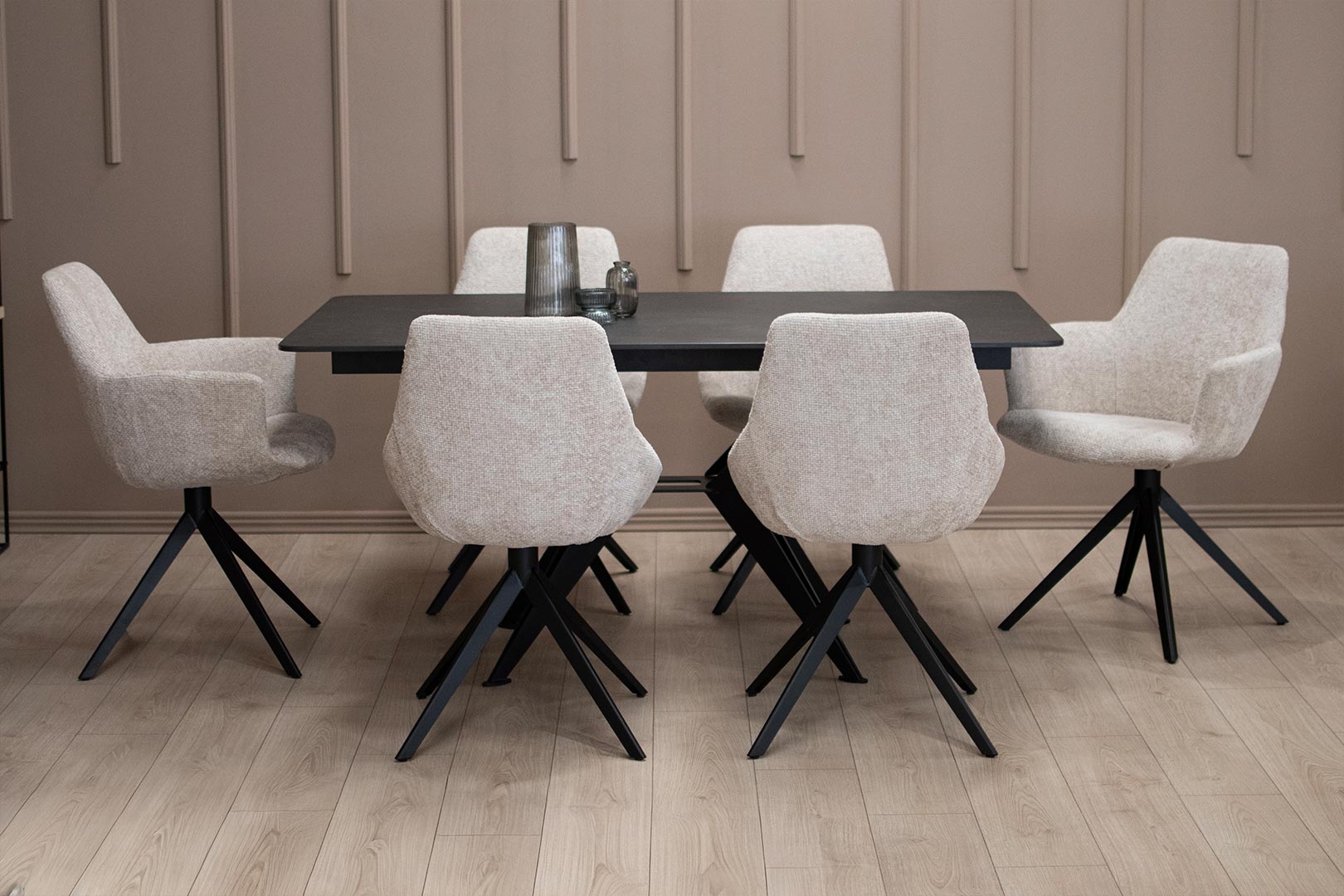 Трпезариски сет со маса со црна керамичка плотна и метални ногарки во форма X во комбинацоја со столици со и без раконаслон со метални ногарки.