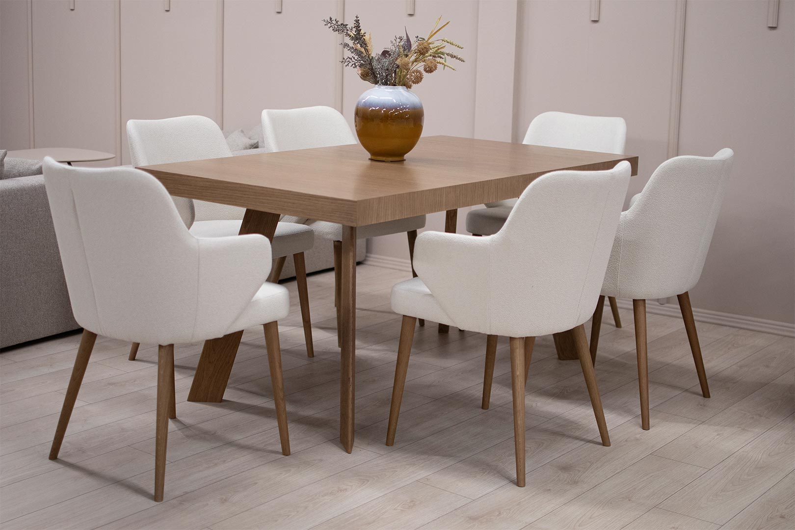 Трпезариски сет со правоаголна маса со опција за продолжување во кафеава даб нијанса и столици со раконаслон во бел мебел штоф.