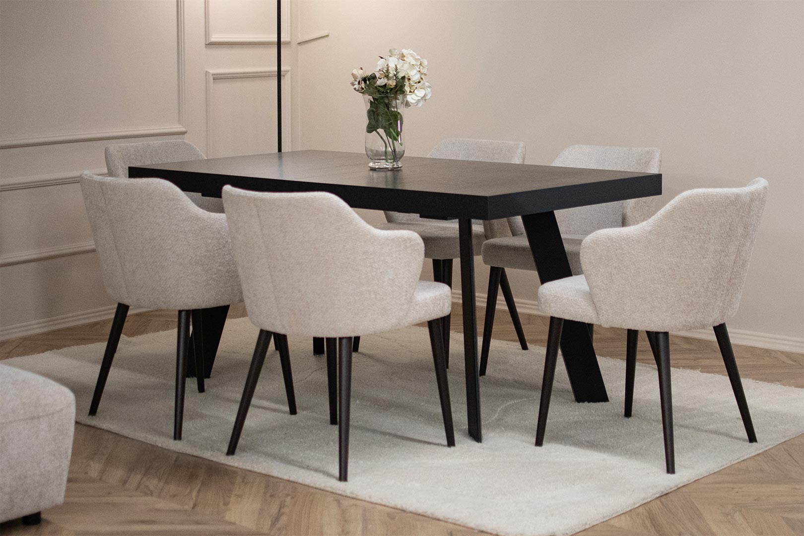 Трпезариски сет со маса Вега од црн даб со столици со раконаслон Катја со црни ногарки и светло крем мебел штоф.