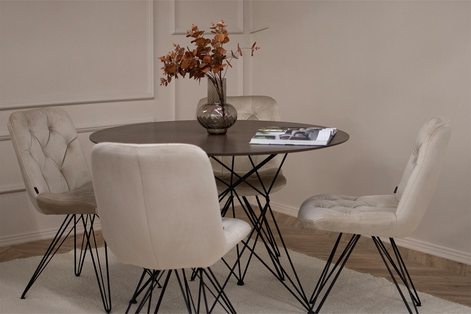 Трпезариски сет со мала кружна маса со плотна фурниран медијапан даб и испреплетени метални ногарки во комбинација со 4 столици во крем велвет.