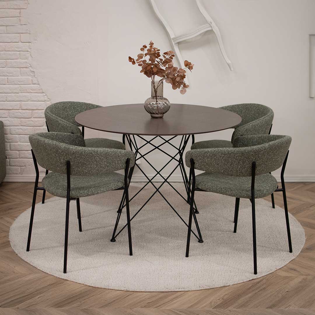 Трпезариски столици во зелен мебел штоф поставени на мала кружна маса.