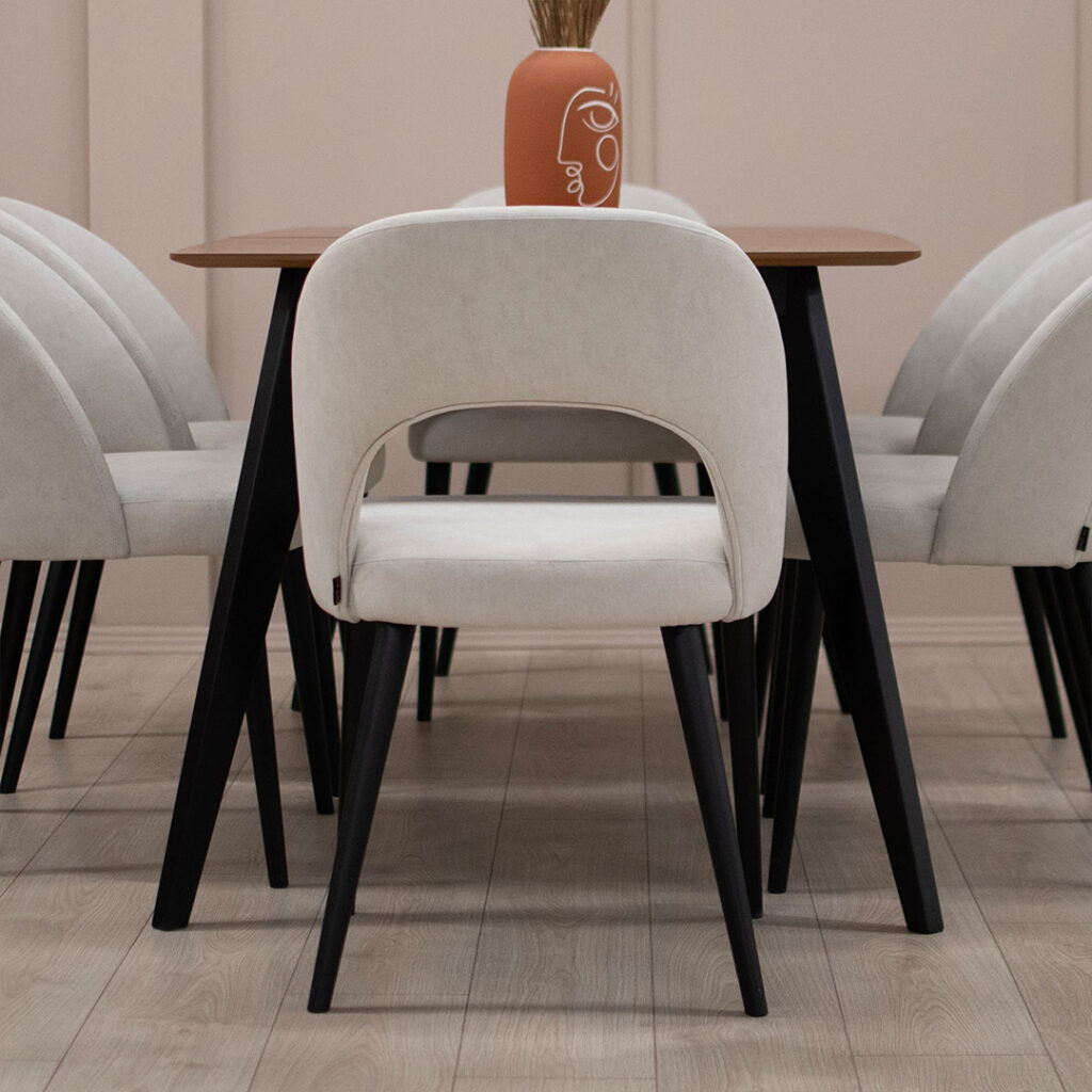 Трпезариска столица Аурора со светло крем велвет и црни дрвени ногарки.