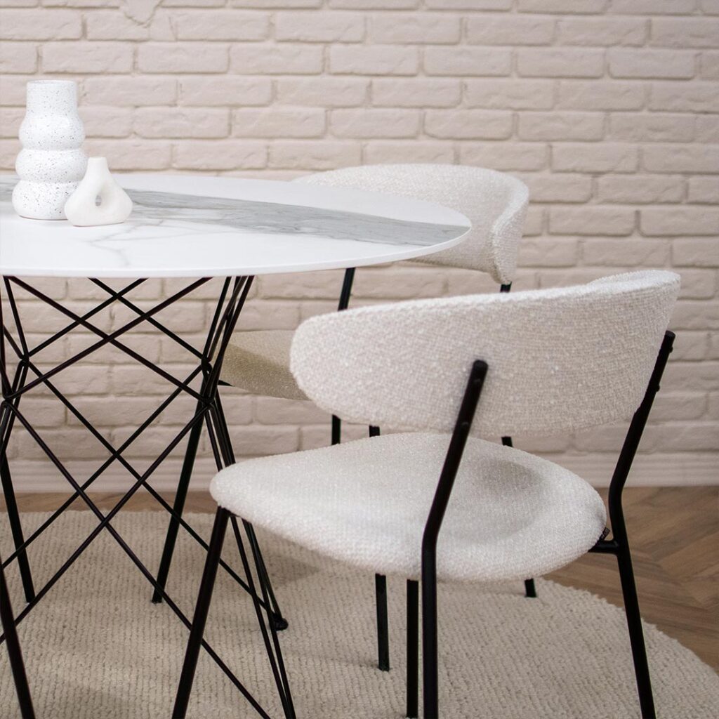 Трпезариска столица со метални ногарки и бел мебел штоф.