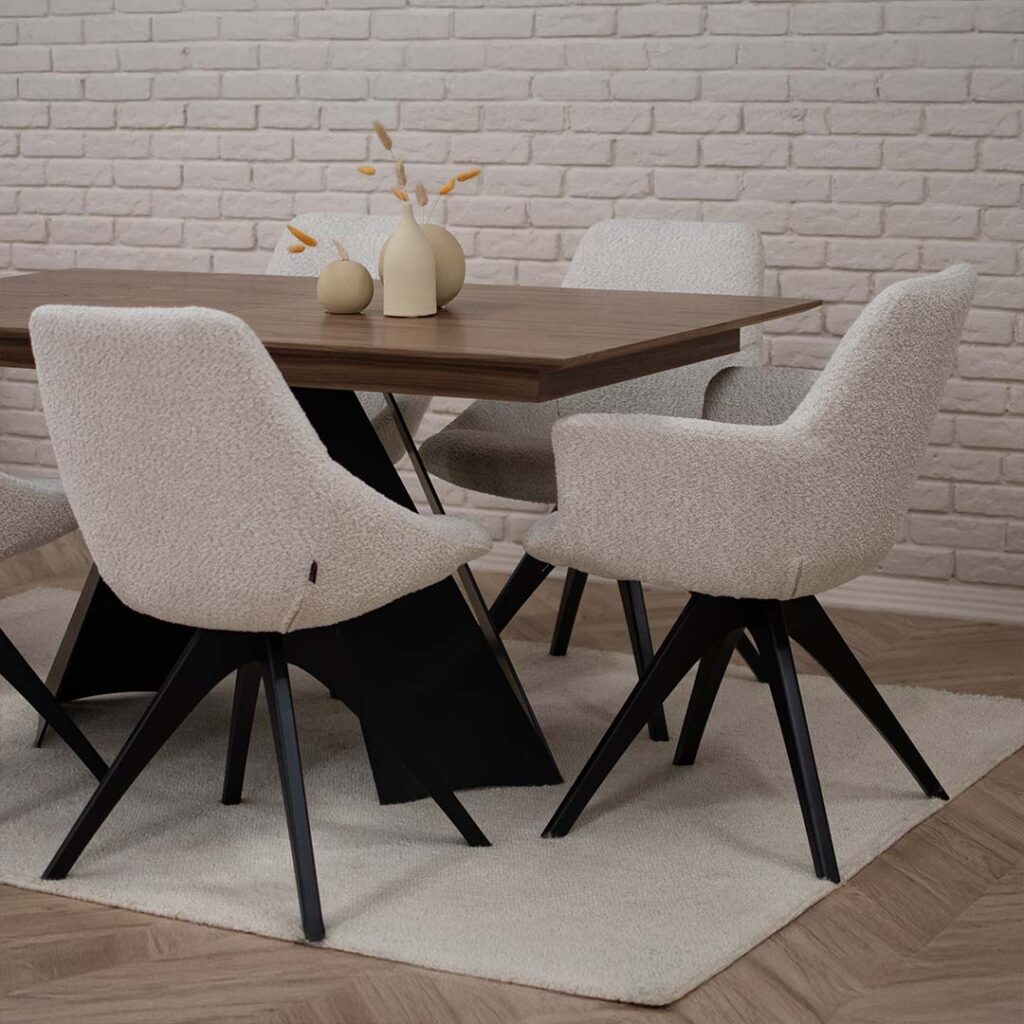 Трпезариски столици во крем букле со и без раконаслон, со црни дрвени ногарки.