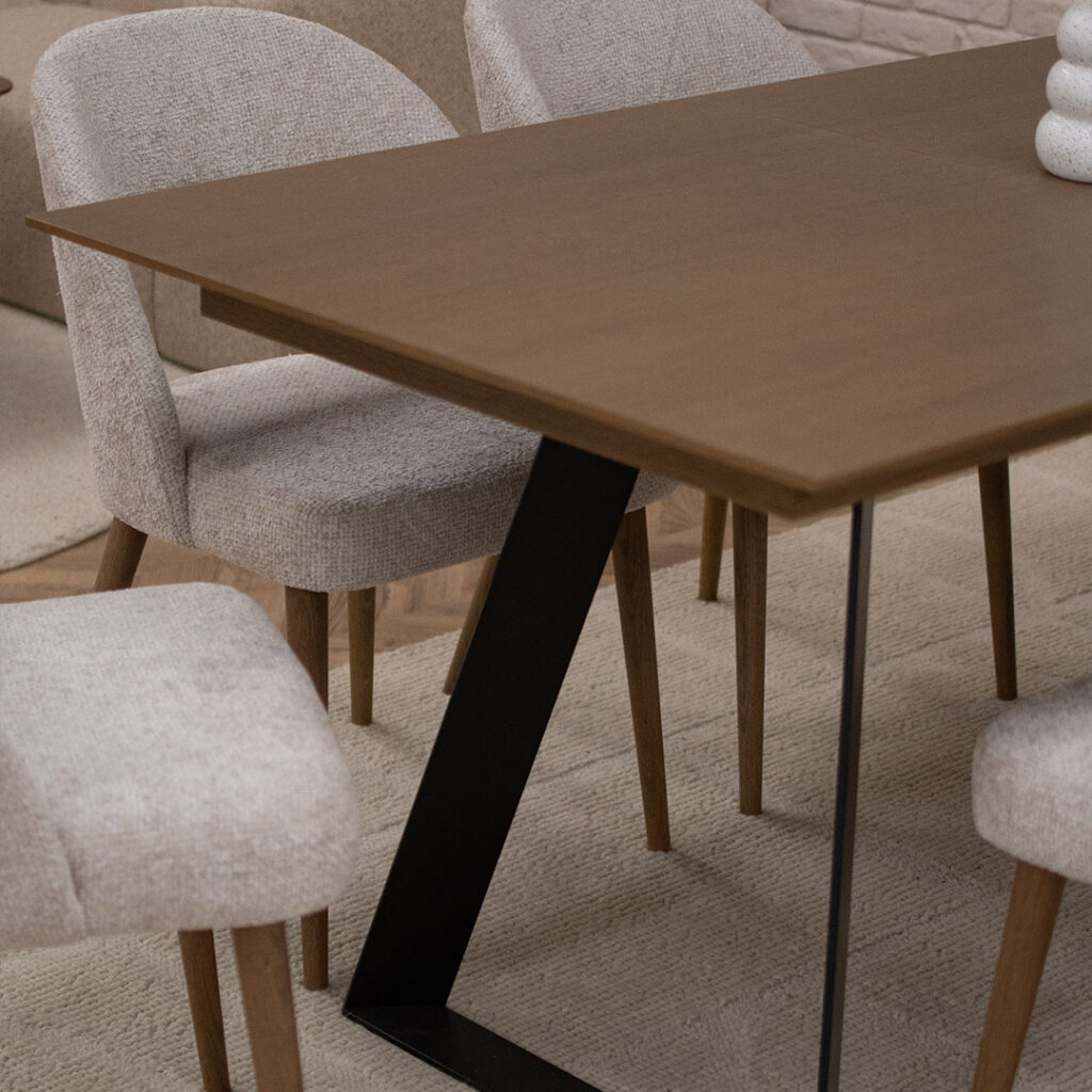 Плотна од фурниран медијапан даб во кафеава нијанса и со црни две метални ногарки странично поставени.