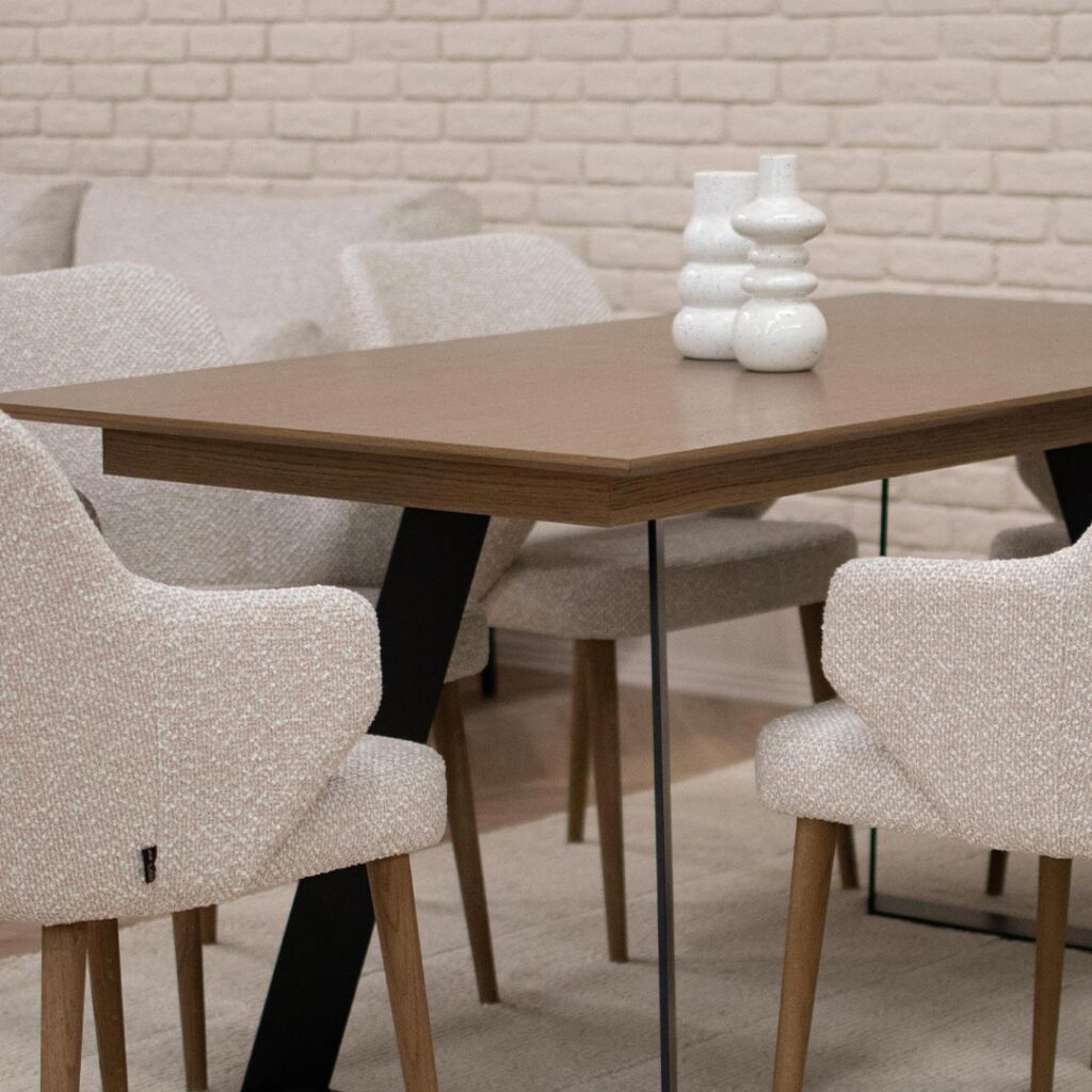 Трпезариски сет со маса со плотна даб и две црни метални ногарки во комбинација си столици со раконаслон во крем мебел штоф и даб ногарки.