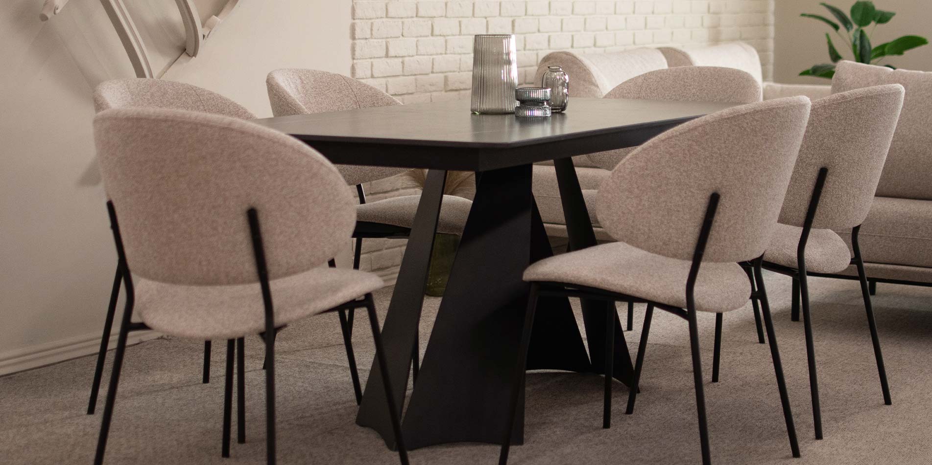 Plotna Laminam na trpezariska masa Cassini vo crna boja sahara noir matte.