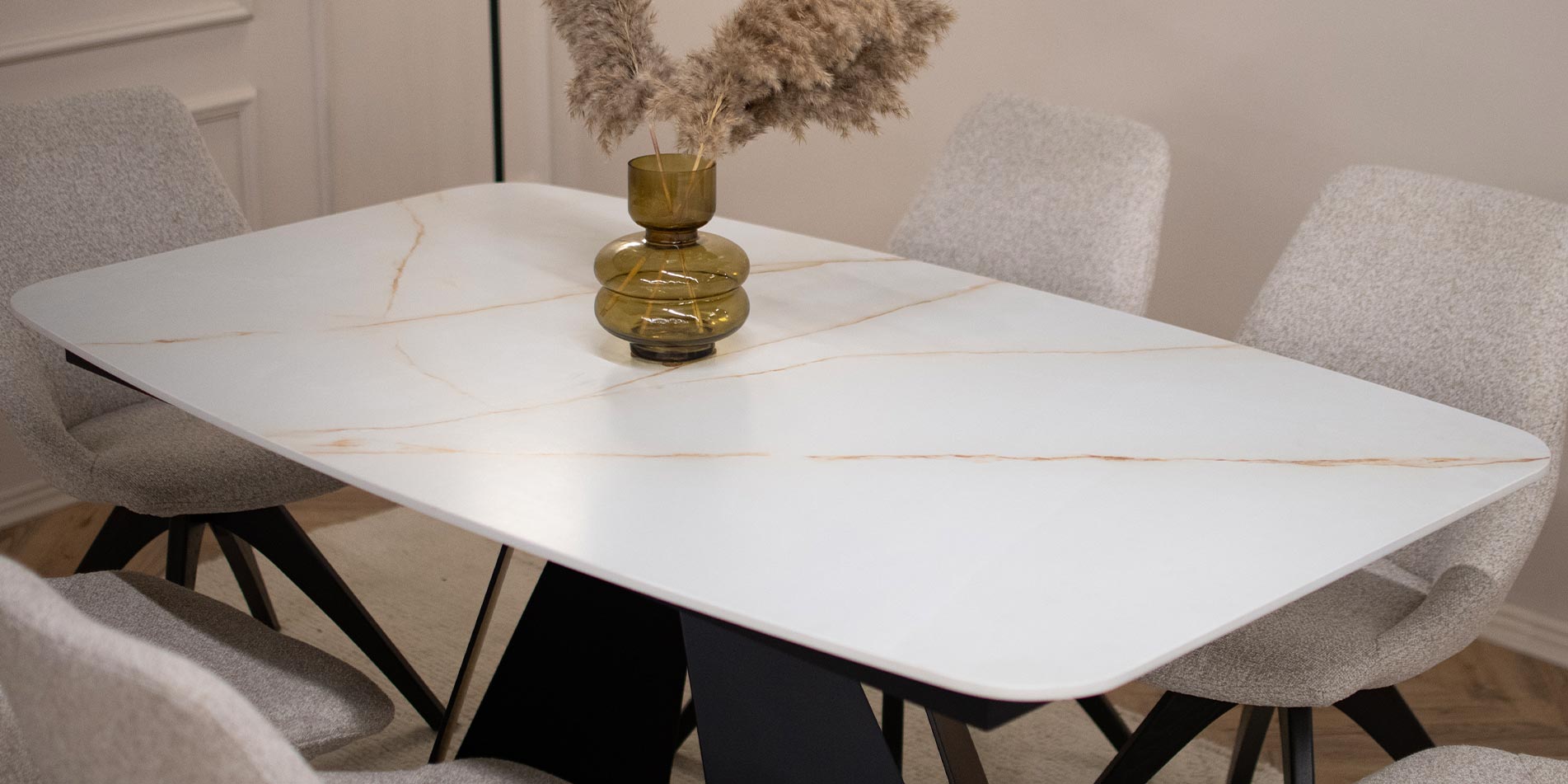 Трпезариската маса Cassini во димензија 160×90 cm со овална Laminam плотна Cristallo Gold Caress.