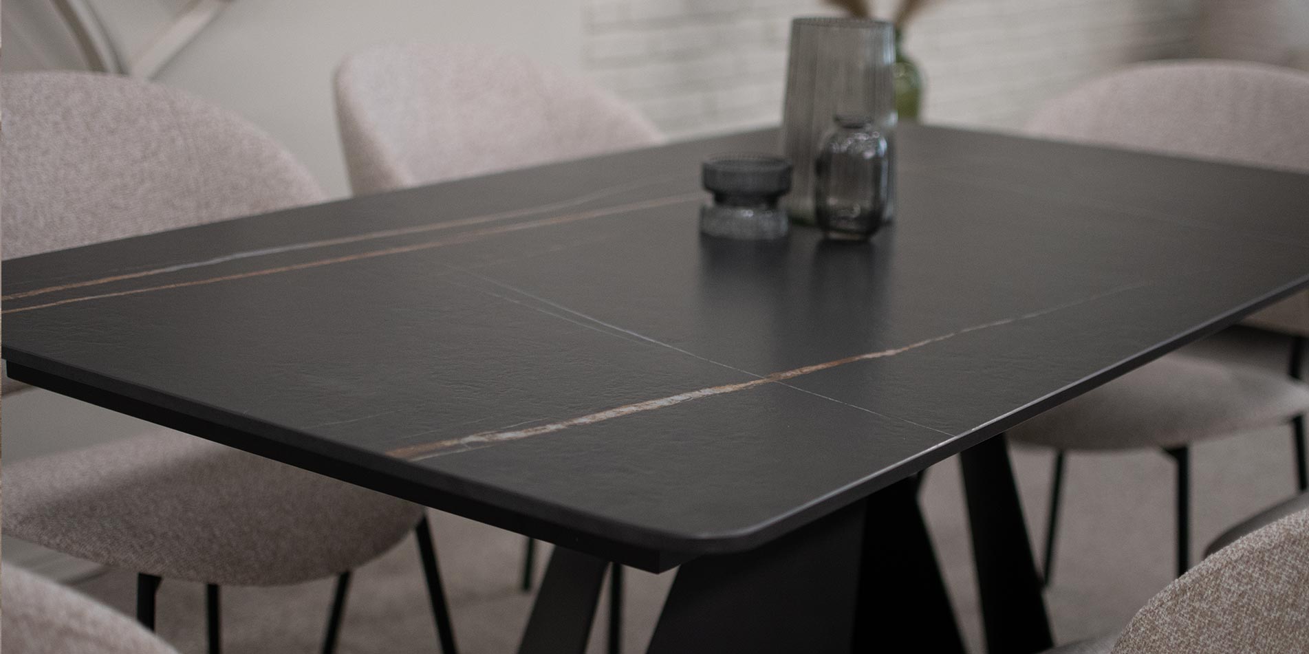 Plotna Laminam na trpezariska masa Cassini vo crna boja sahara noir matte.