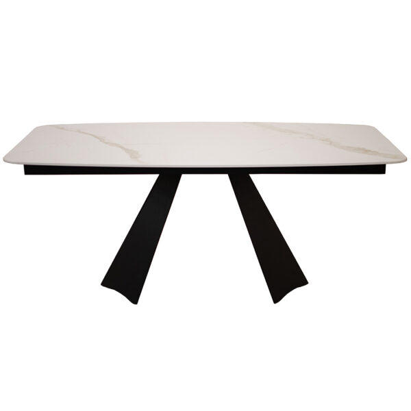 Трпезариската маса Cassini во димензија 160×90 cm со овална Laminam плотна Cristallo Gold Caress.