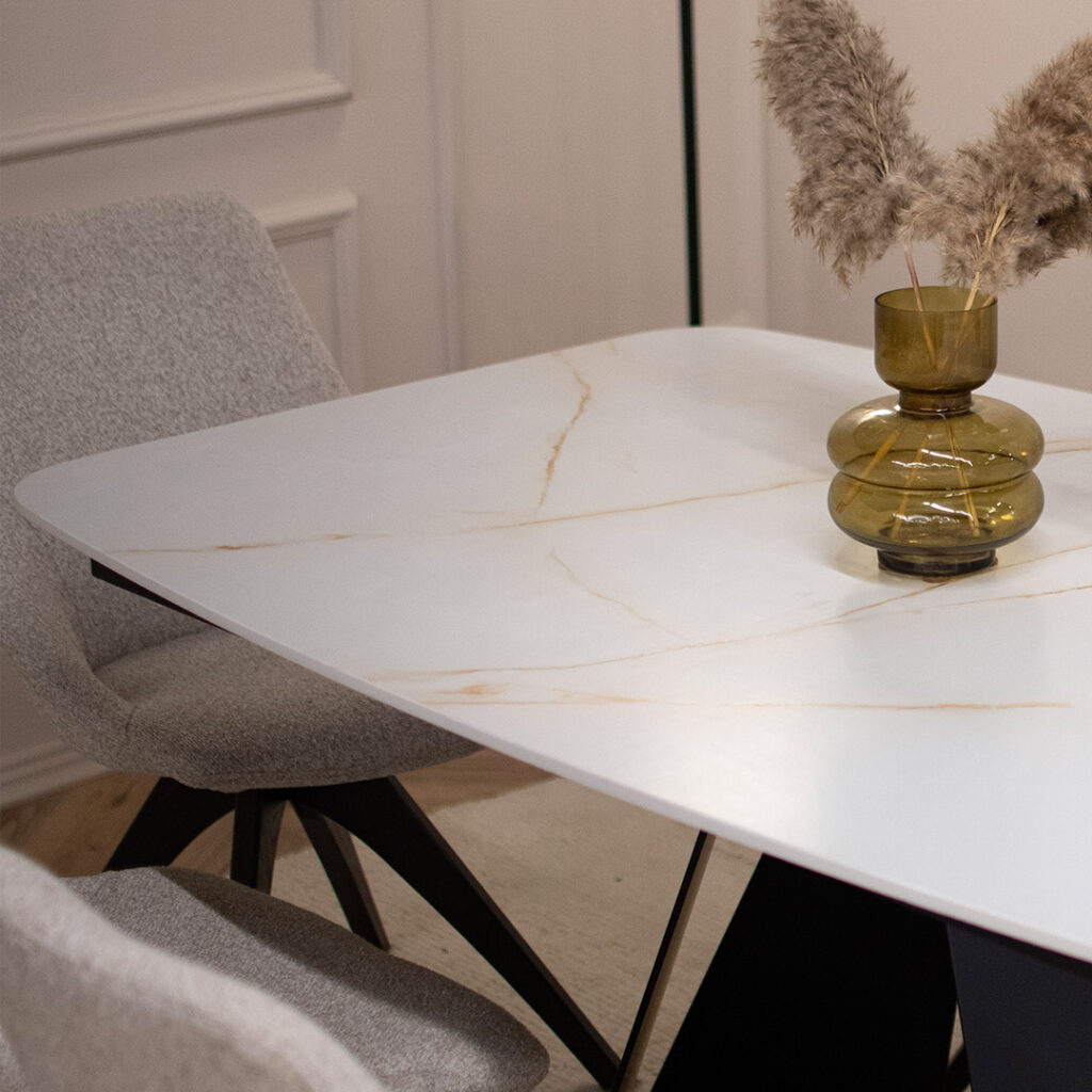 Керамичка плотна бела со крем шари, во овална форма.