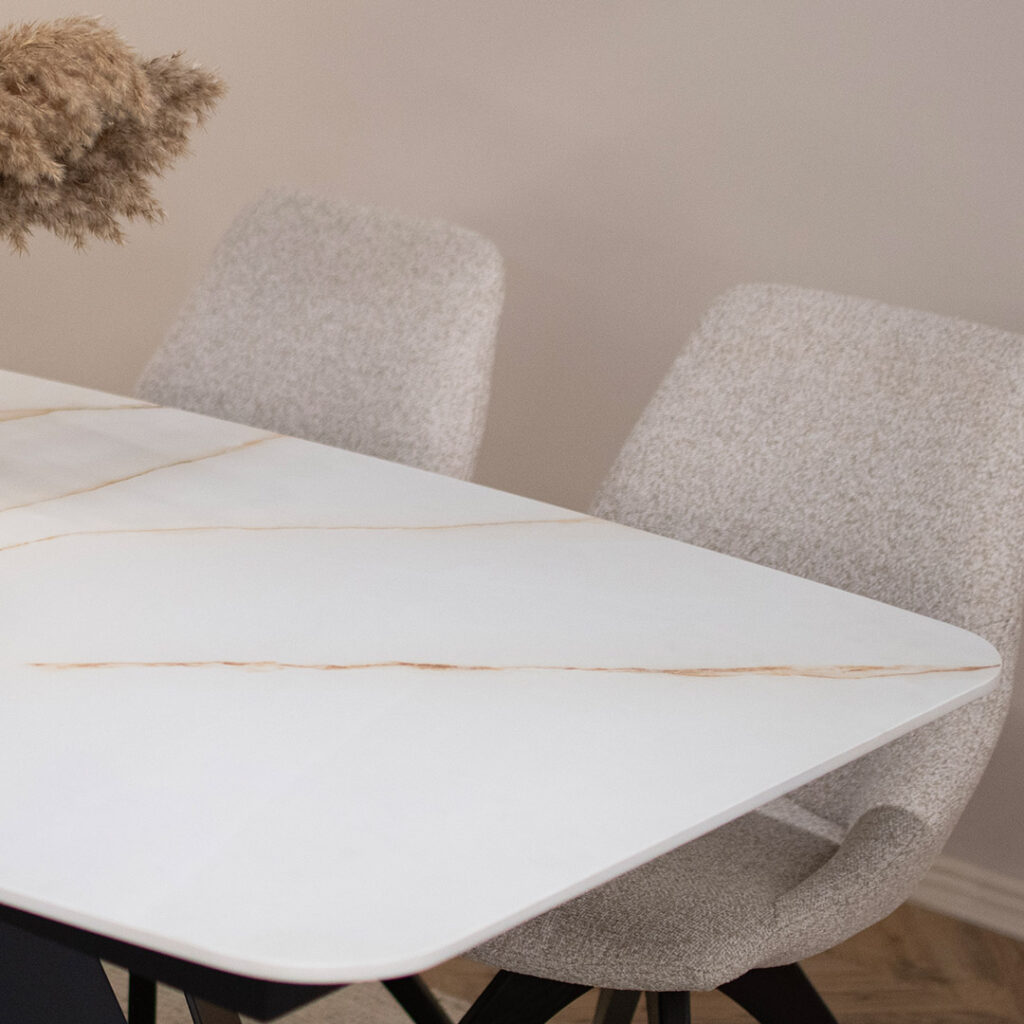 Керамичка плотна бела со крем шари, во овална форма.