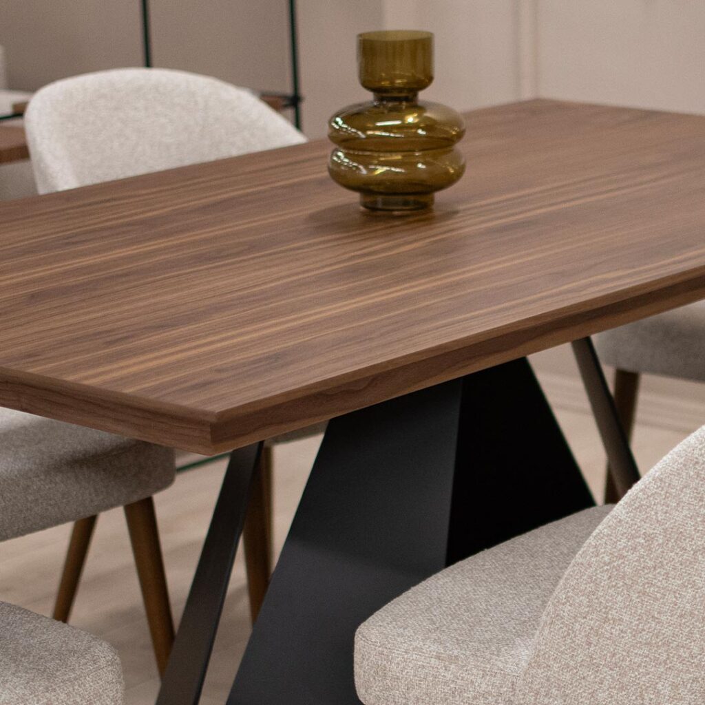 Трпезариски сет со маса Касини со плотна орев и две црни метални ногарки.