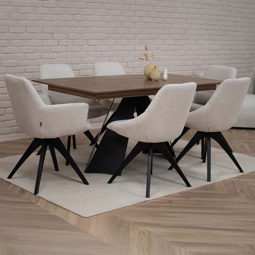 Трпезариска маса со плотна орев и црни дизајнирани метални ногарки, со столици во крем букле.