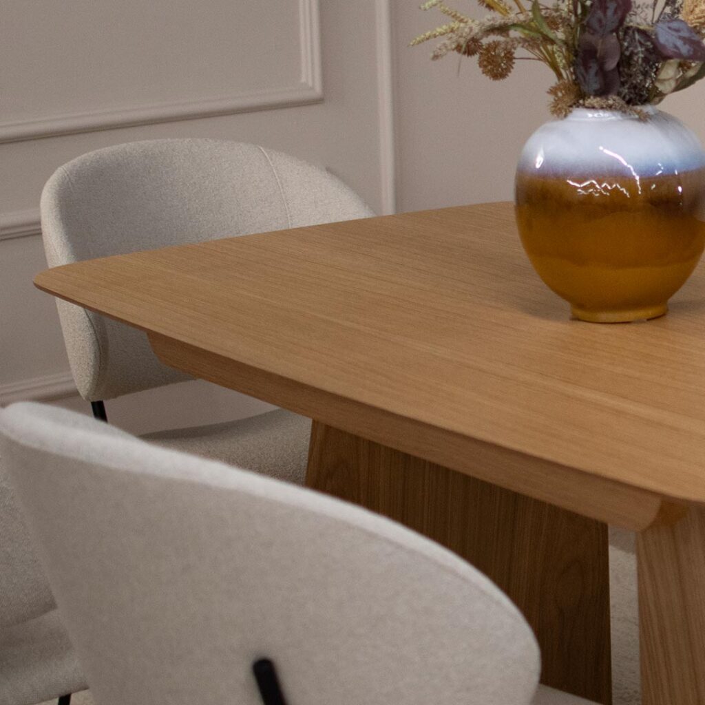 Trpezariski set so masa od drvo dab vo natur i stolici so bel mebel shtof i metalni nogarki.