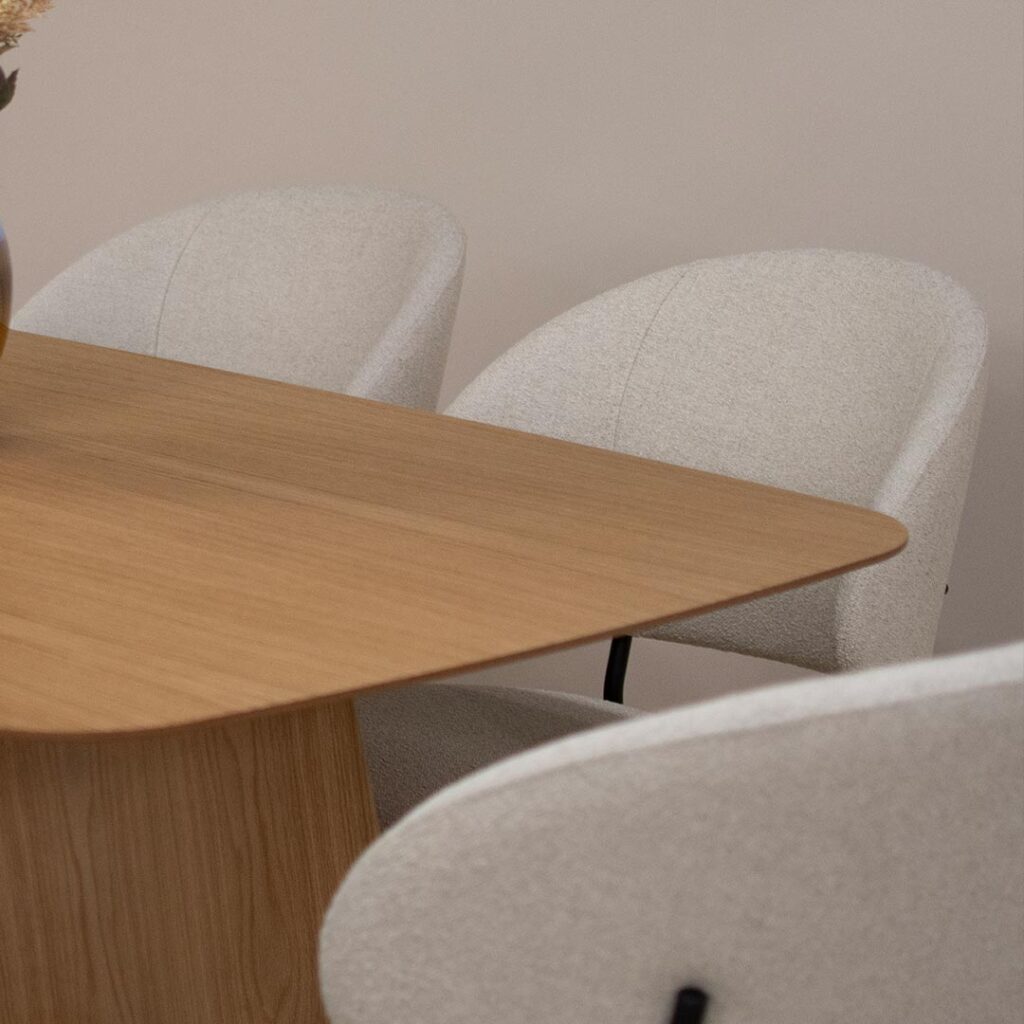 Trpezariski set so masa od drvo dab vo natur i stolici so bel mebel shtof i metalni nogarki.