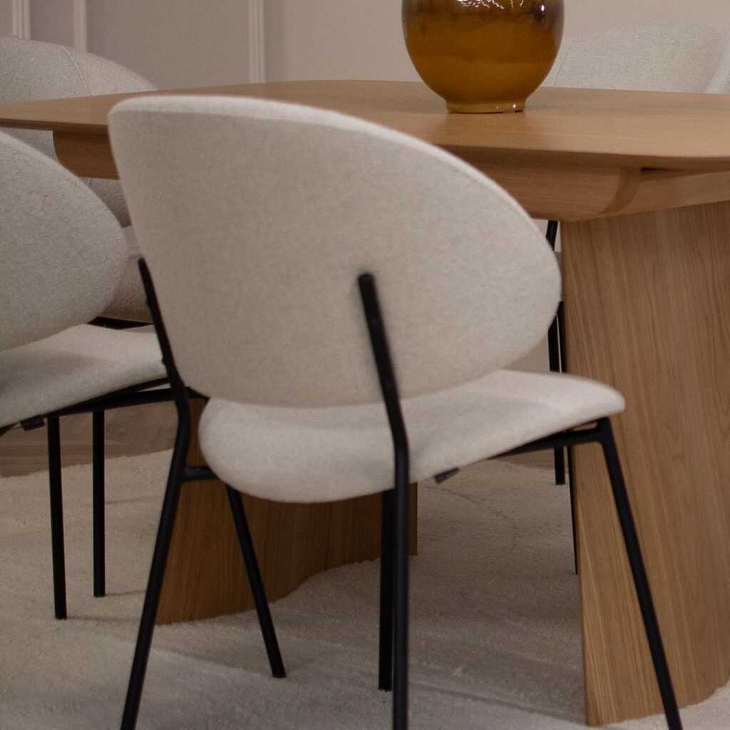 Трпезариски столици со удобно седло во бел мебел штоф и црни метални ногарки.
