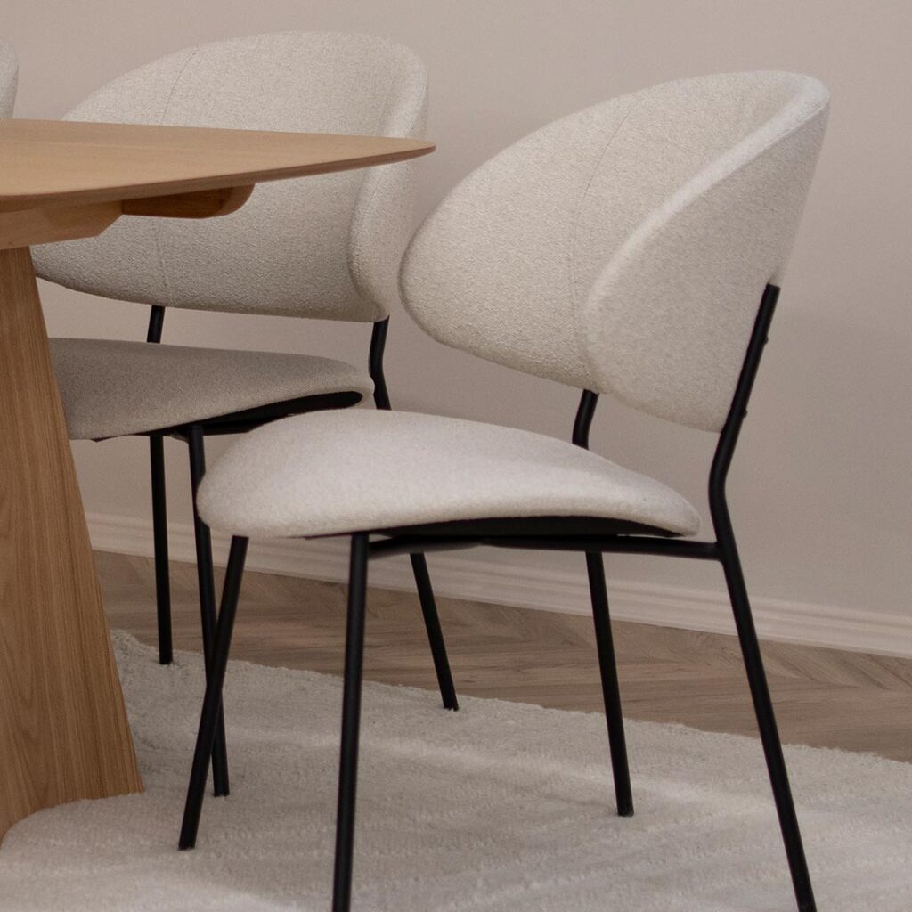 Трпезариски столици со удобно седло во бел мебел штоф и црни метални ногарки.