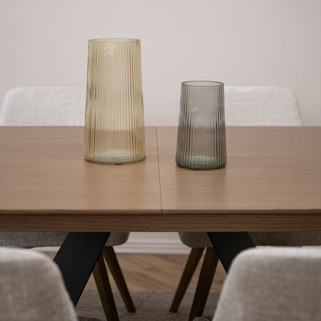 Трпезариска маса Хуго со плотна даб и две црни метални ногарки.