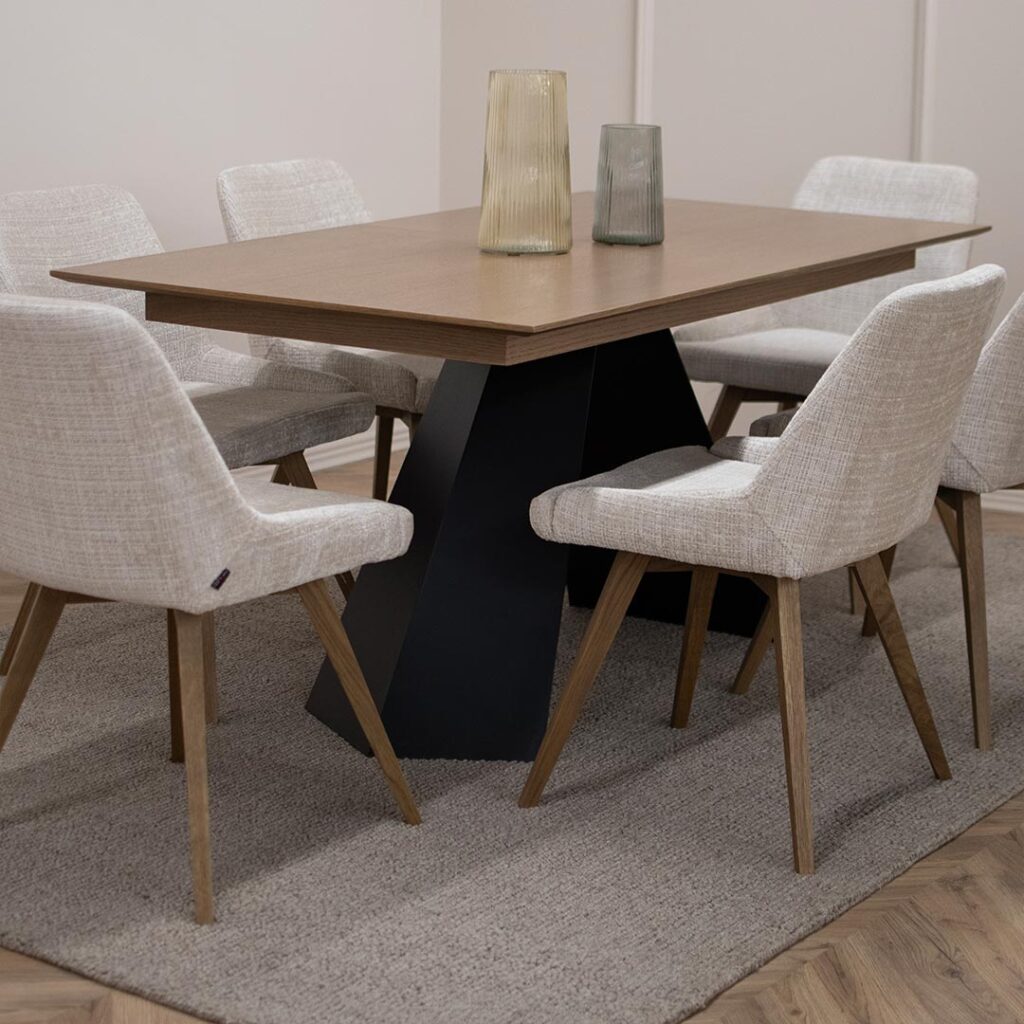 Трпезариска маса Хуго со плотна даб и две црни метални ногарки.