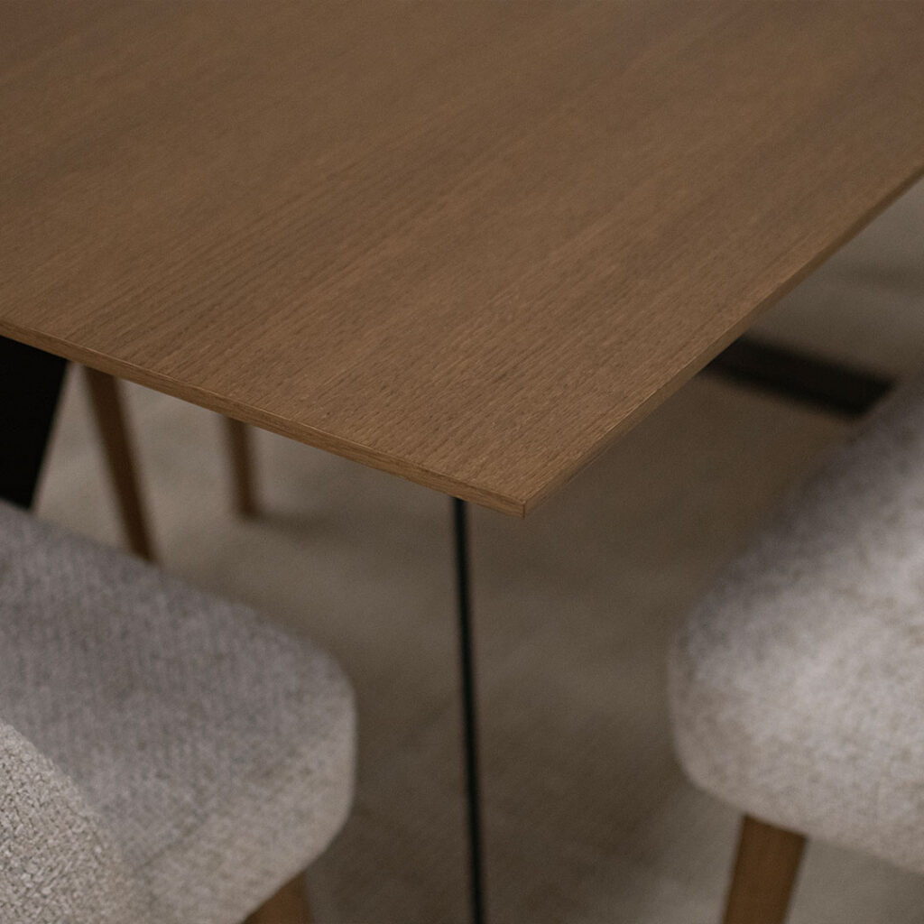 Плотна од фурниран медијапан даб во кафеава нијанса и со црни две метални ногарки странично поставени.