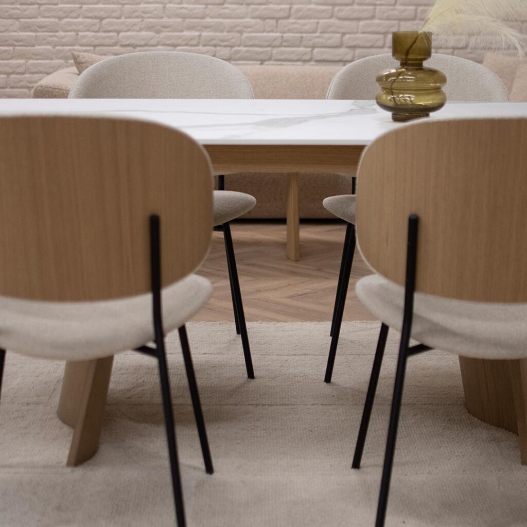 ТРпезариски столици со фурнир даб во грб и светло крем мебел штоф.