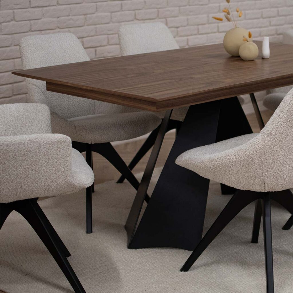 Трпезариска маса Касини со орев плотна и црни дизајнирани метални ногарки.